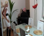 Застукала мужа за дрочкой и сделала ему минет